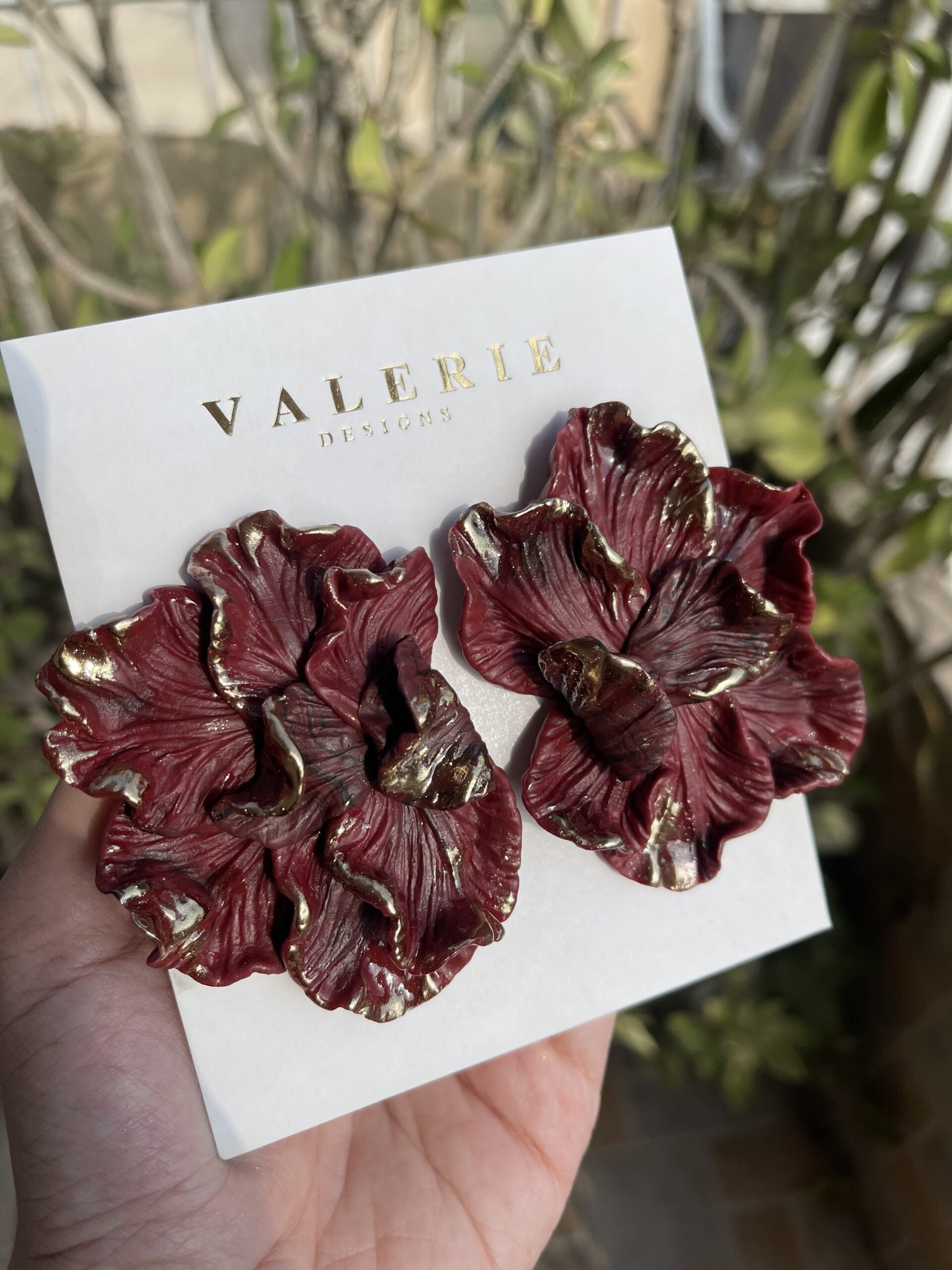 burgundy flower statements