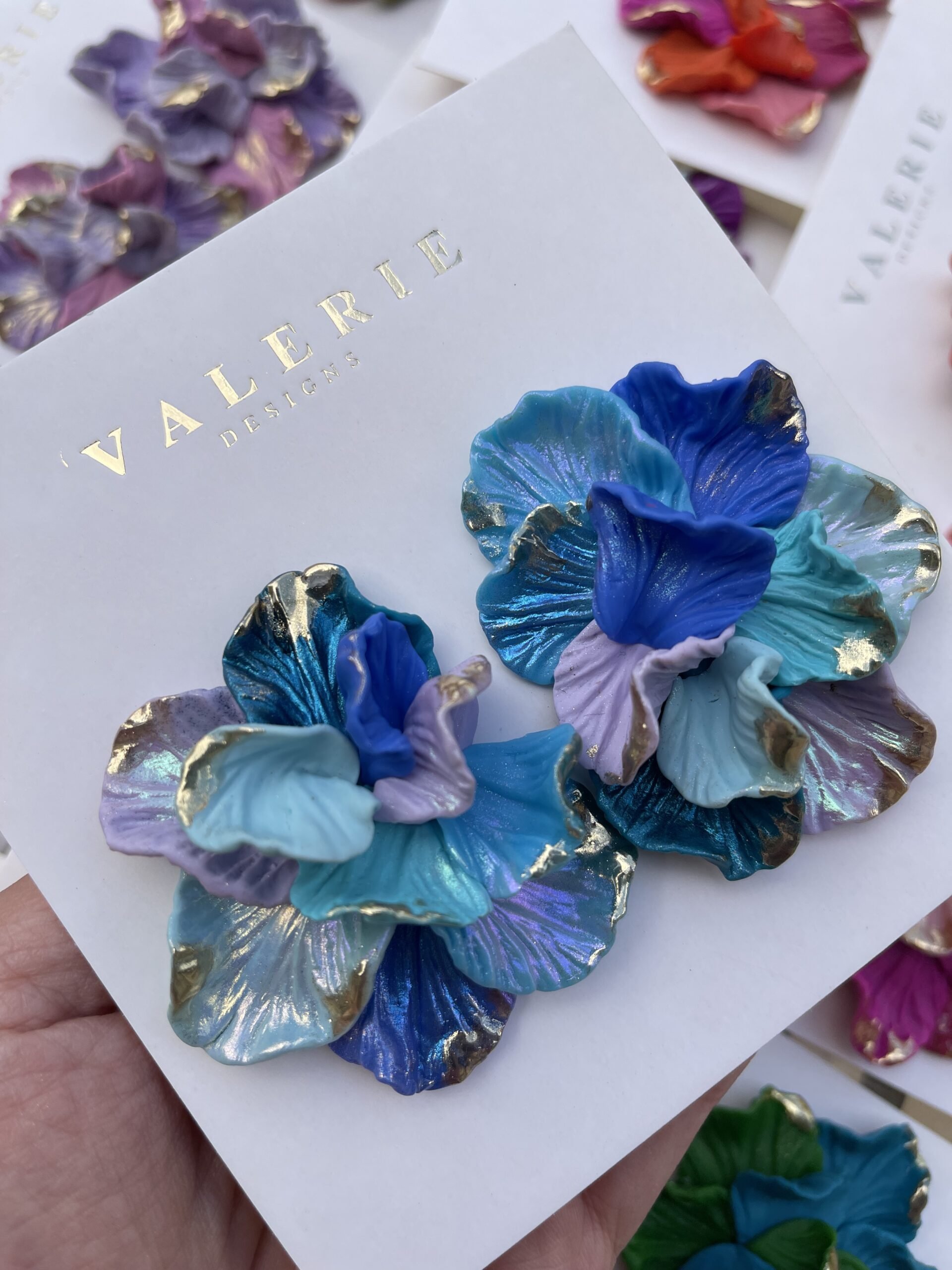 shades of blue flower statements